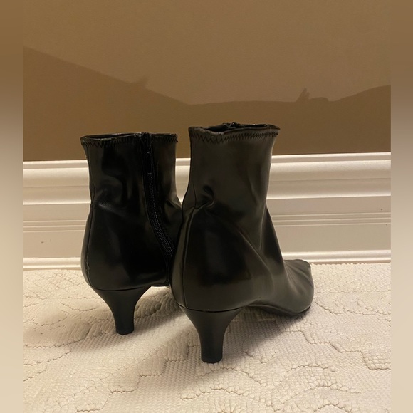 •SOLD• Black Leather Pointed Toe Heeled Booties - Picture 5 of 11